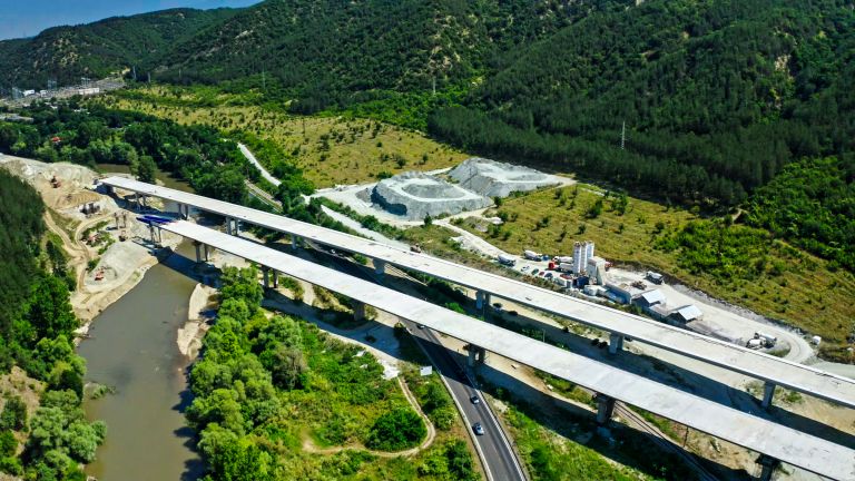 Около 75 процента от строителството на автомагистрала Струма при тунел