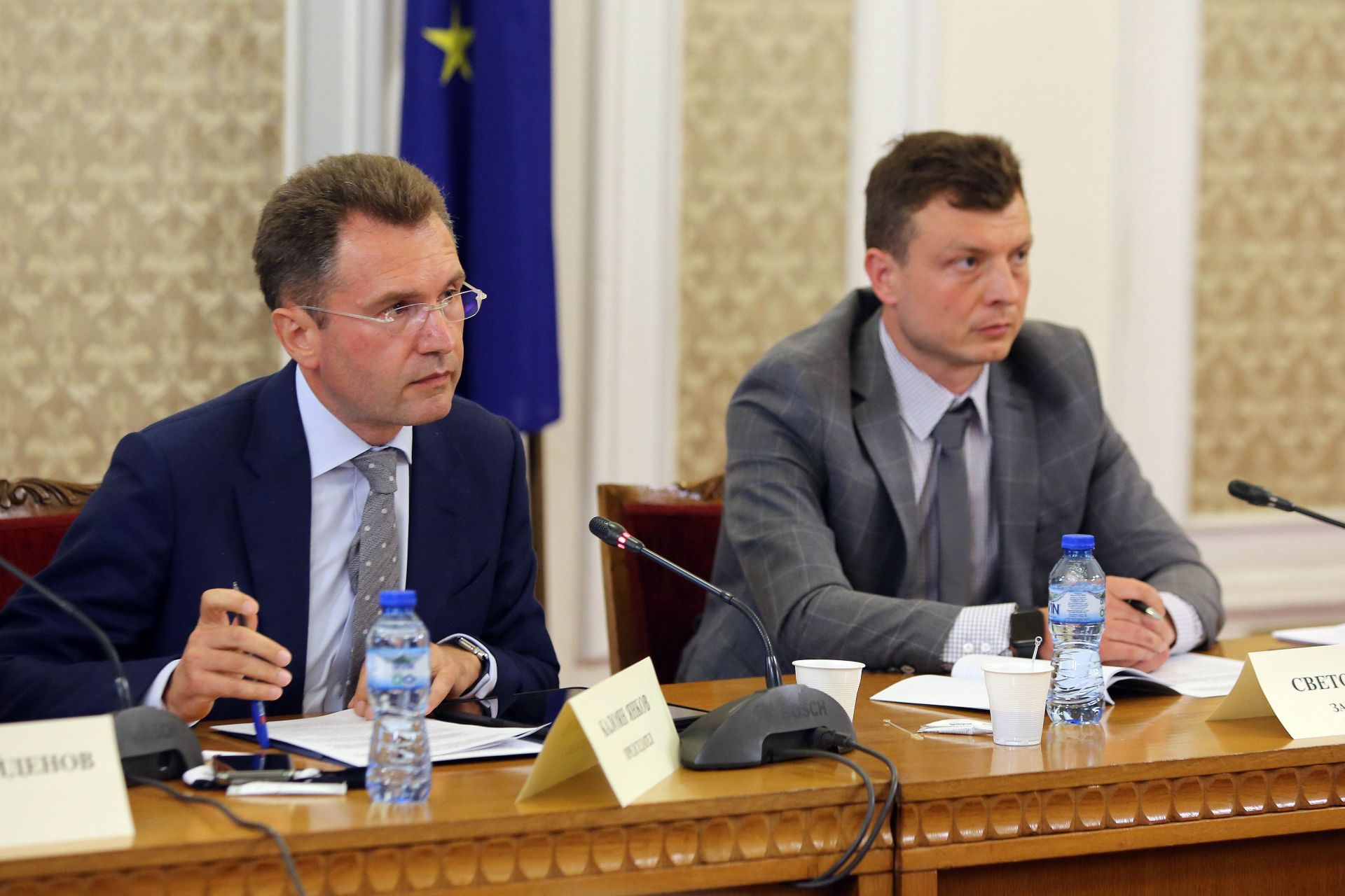 Председателят на комисията Калоян Янков (вляво)