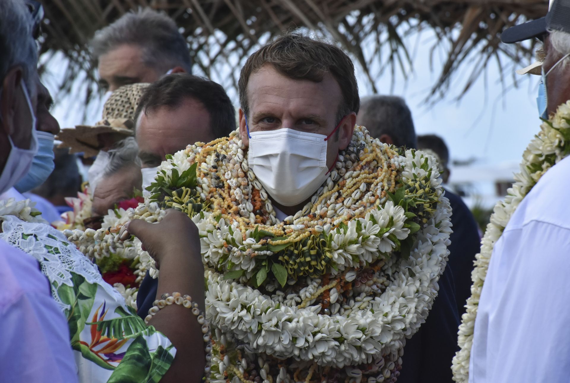 Френският президент беше окичен с традиционни венци от цветя и миди