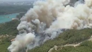 3 горски пожара бушуват в Анталия, евакуираха няколко населени места (видео)
