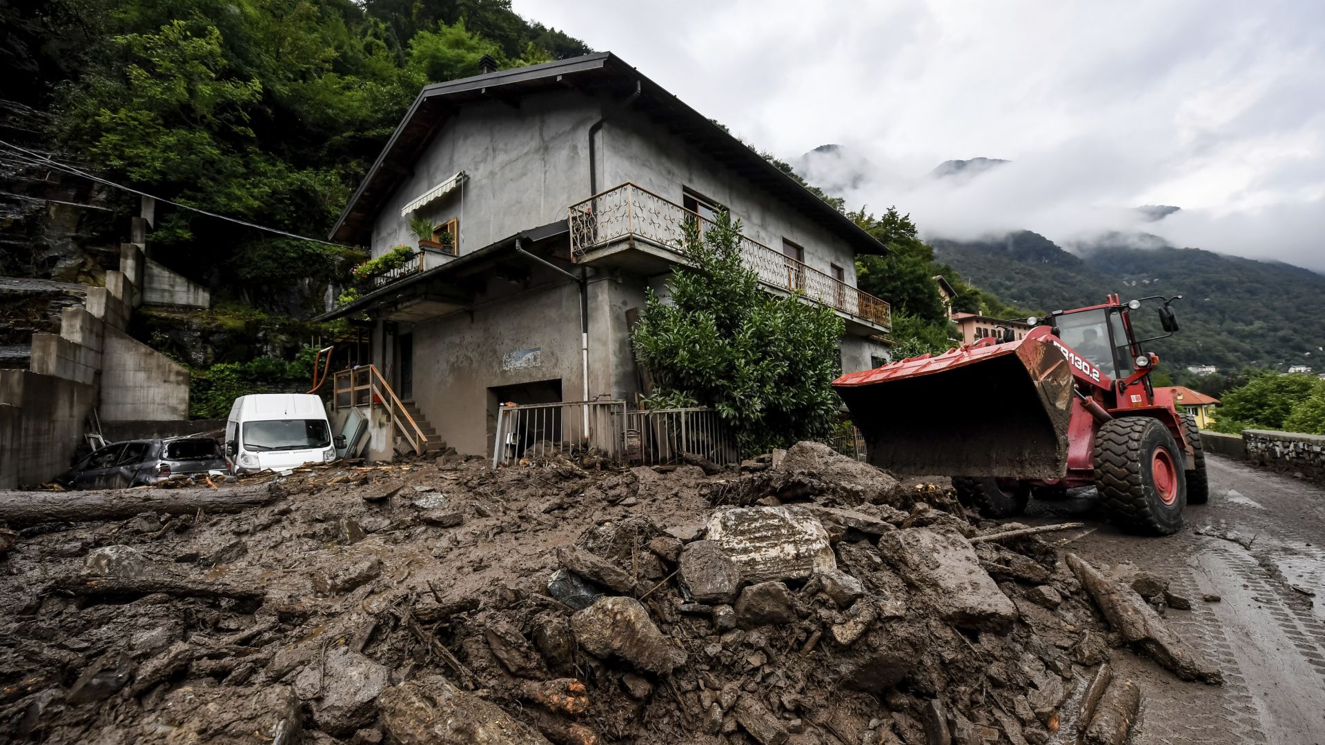 Хаос, наводнения и свлачища: Нови бури обхванаха Италия (снимки/видео)