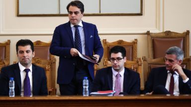 Тук се вижда една много дълга ръка и координирана атака