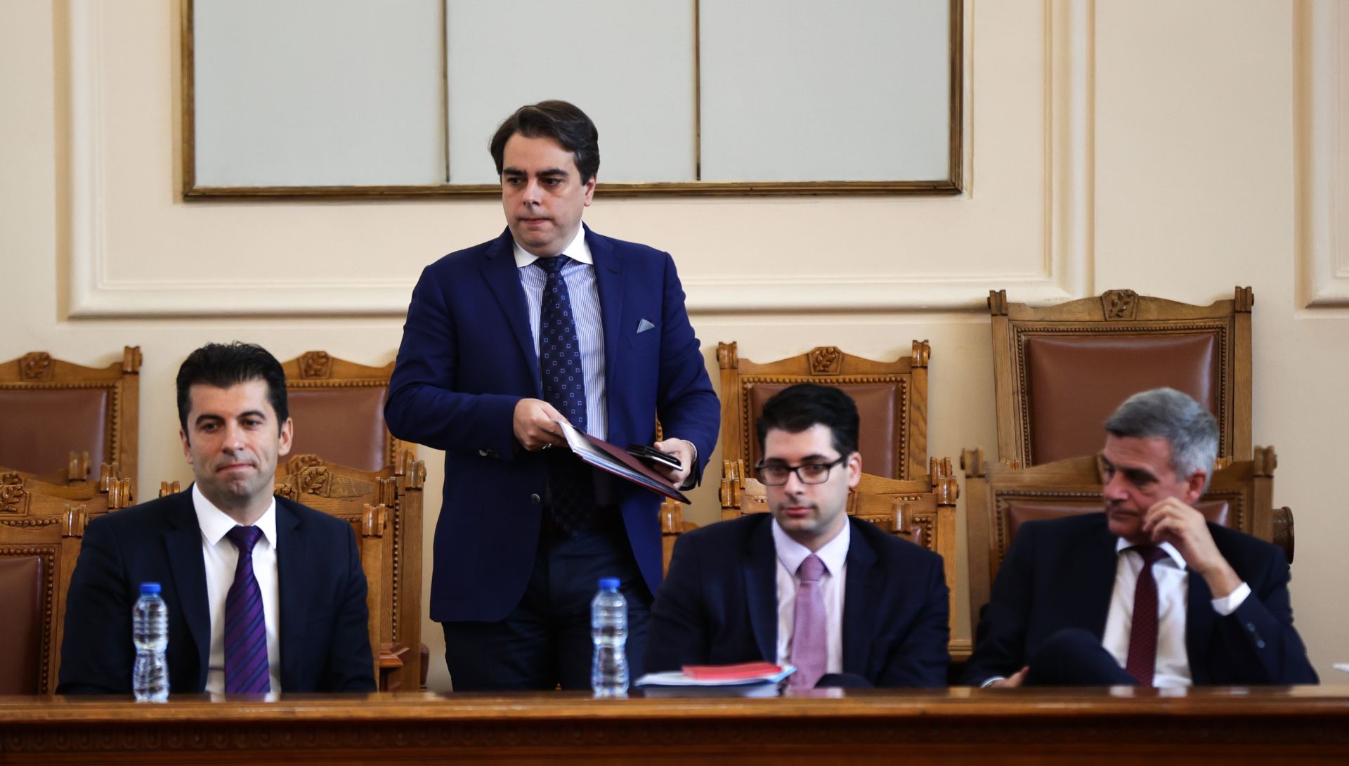 Кирил Петков, Асен Василев, Атанас Пеканов и премиерът Стефан Янев в парламента