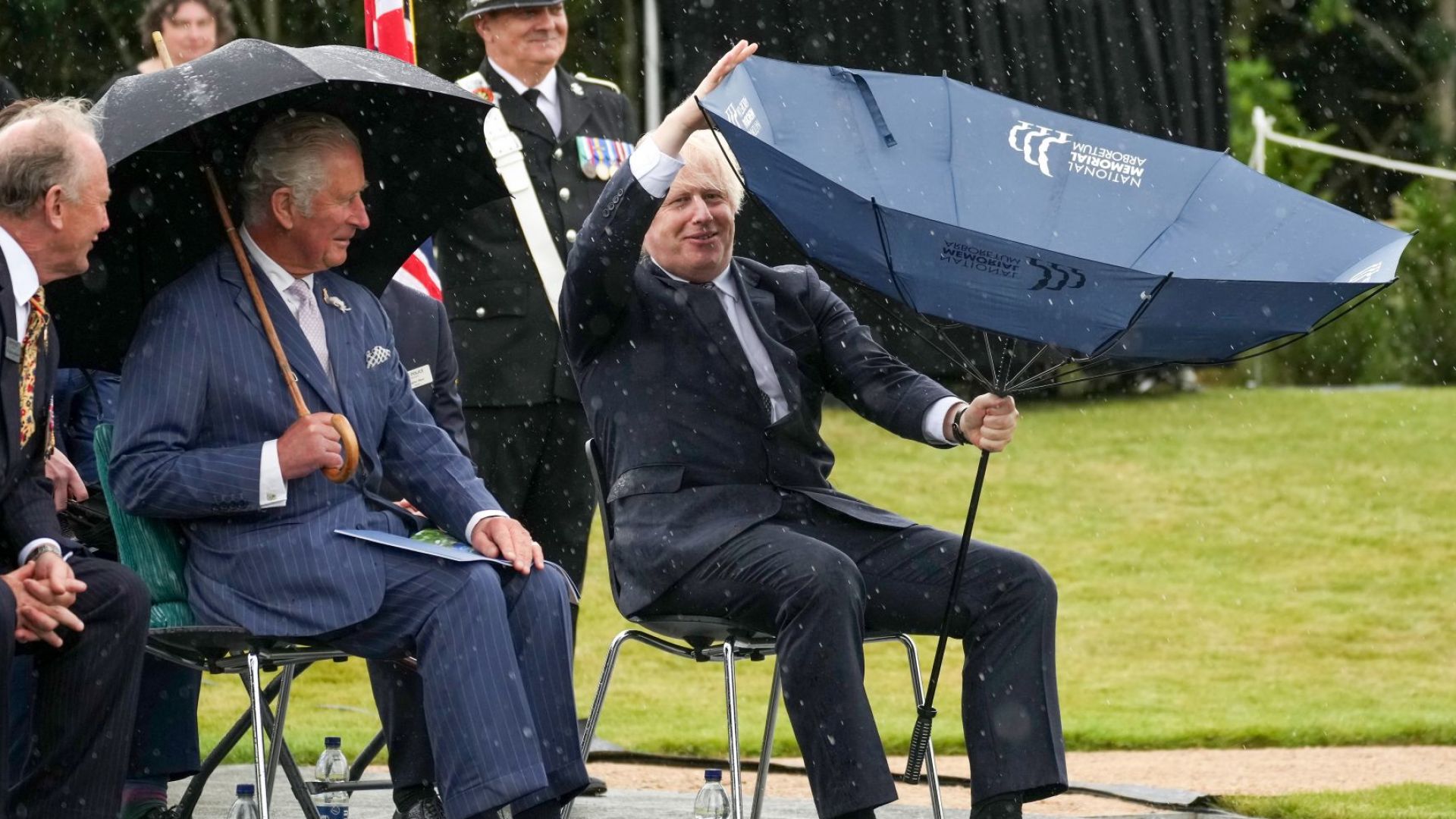 Принц Чарлз остана изумен от неумението на Борис Джонсън да се справи с чадър