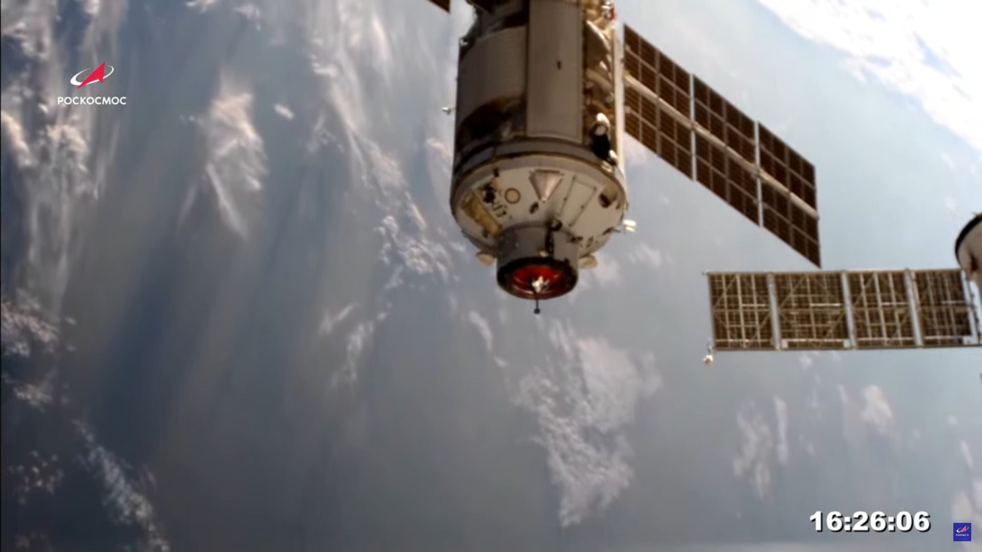 Модул "Наука" при скачването си с МКС