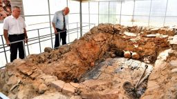 Забележителна, но тънеща в разруха, Източната могила край Караново трябва да се превърне в музей