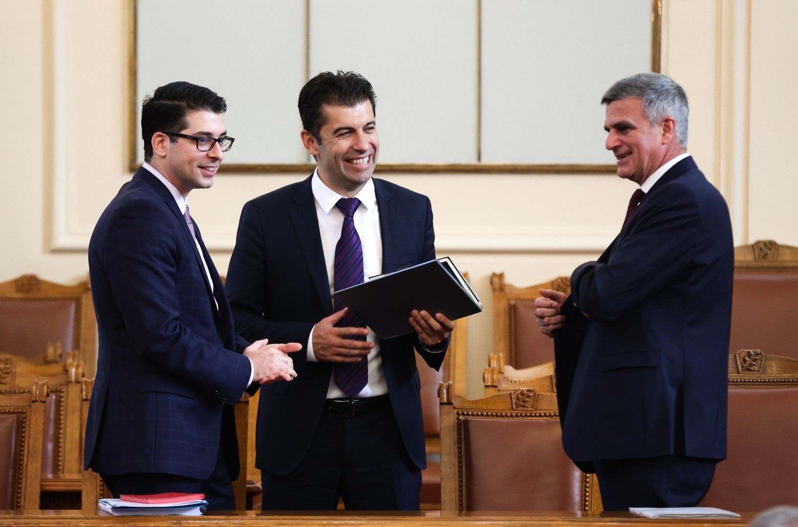 Премиерът Стефан Янев (дясно), вицепремиерът Атанас Пеканов (ляво) и министърът на икономиката Кирил Петков (в средата). В парламента те представиха социално-икономическата ситуация. Плана за възстановяване и политиката за ББР