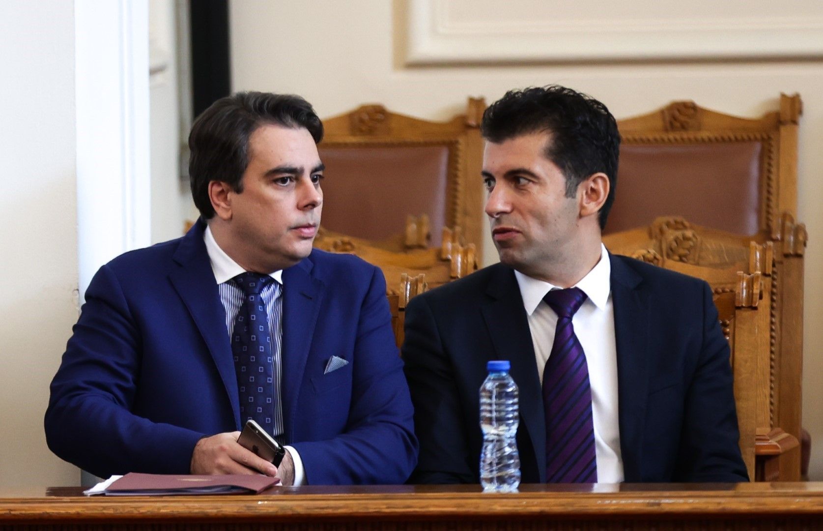 Кирил Петков (вдясно) заяви, че не би участвал в правителство, в което не се оценява финансовата мисъл на министъра, имайки предвид Асен Василев