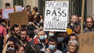 Здравният санитарен безопасен зелен пропуск карта сертификат ваксинационен паспорт