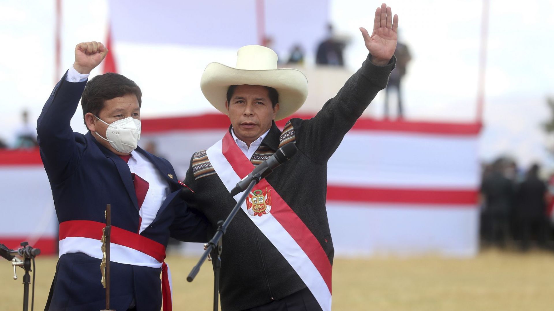 Десни опозиционери искат отстраняване на левия президент на Перу