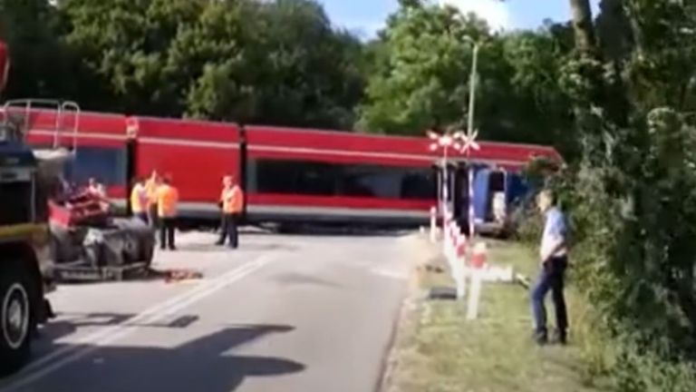 Пътнически влак за Берлин се е ударил вчера в камион