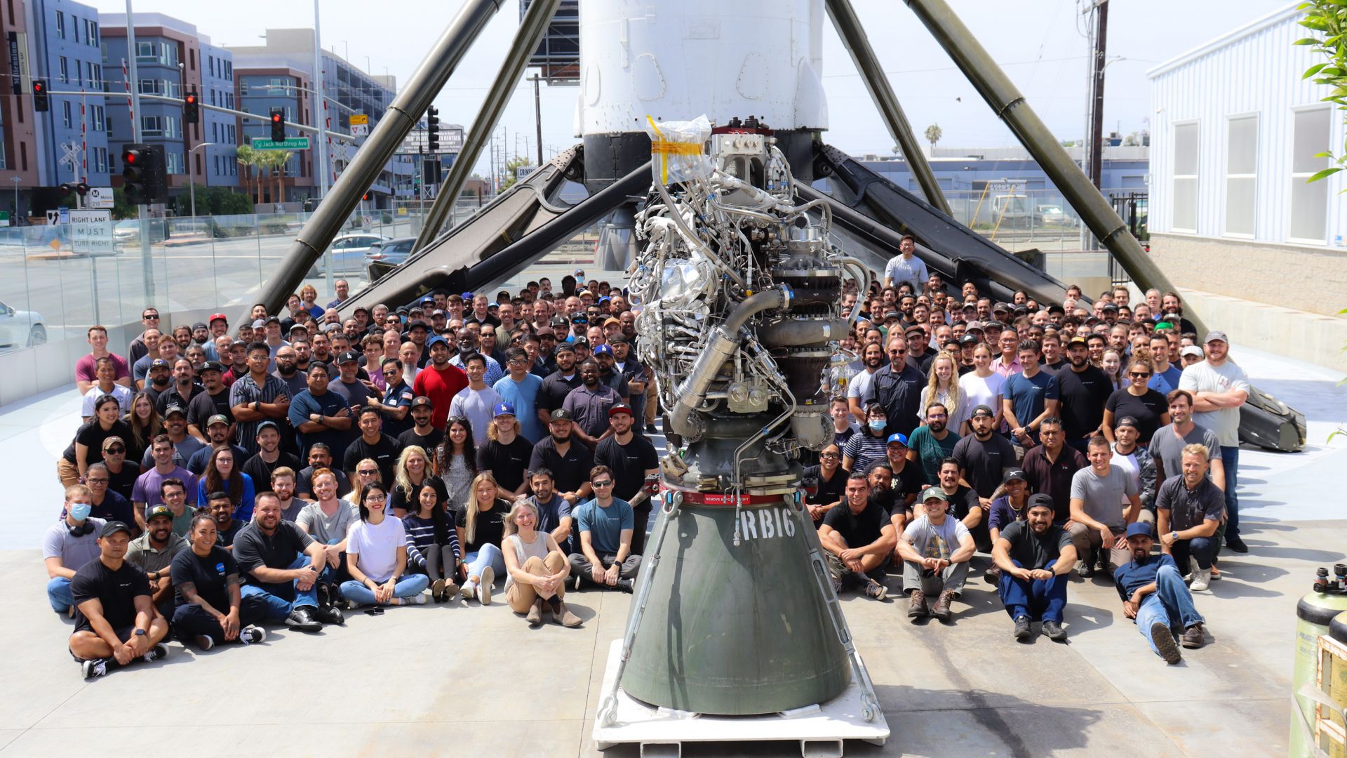 SpaceX се похвали със стотния си метанов ракетен двигател Raptor