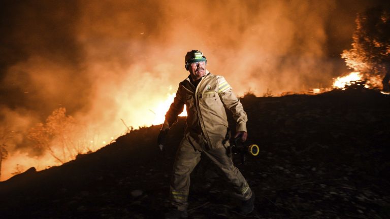 Най-малко петима души са били ранени и около 800 души