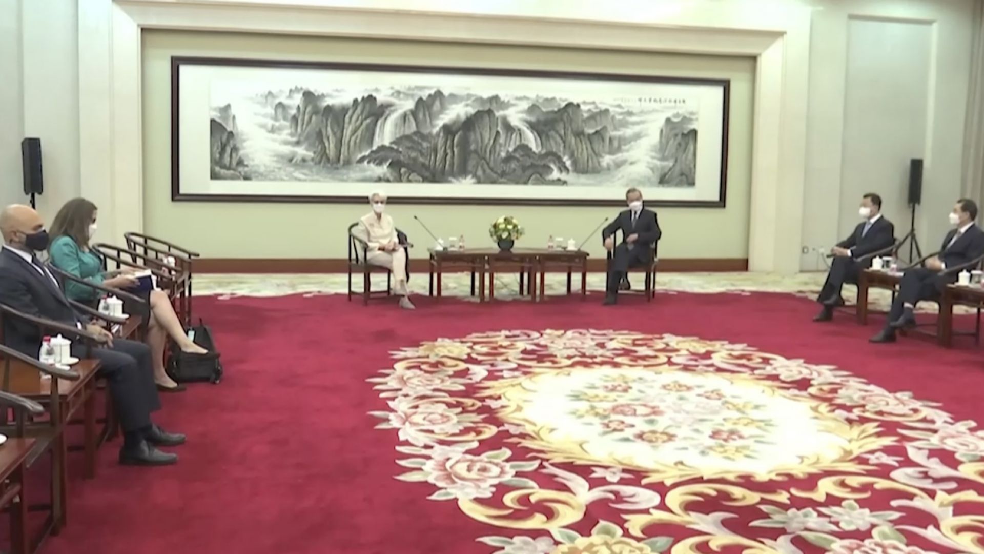 Заместник държавният секретар на САЩ Уенди Шърман, вляво в центъра, се срещна с китайския външен министър Ван И, 26 юли