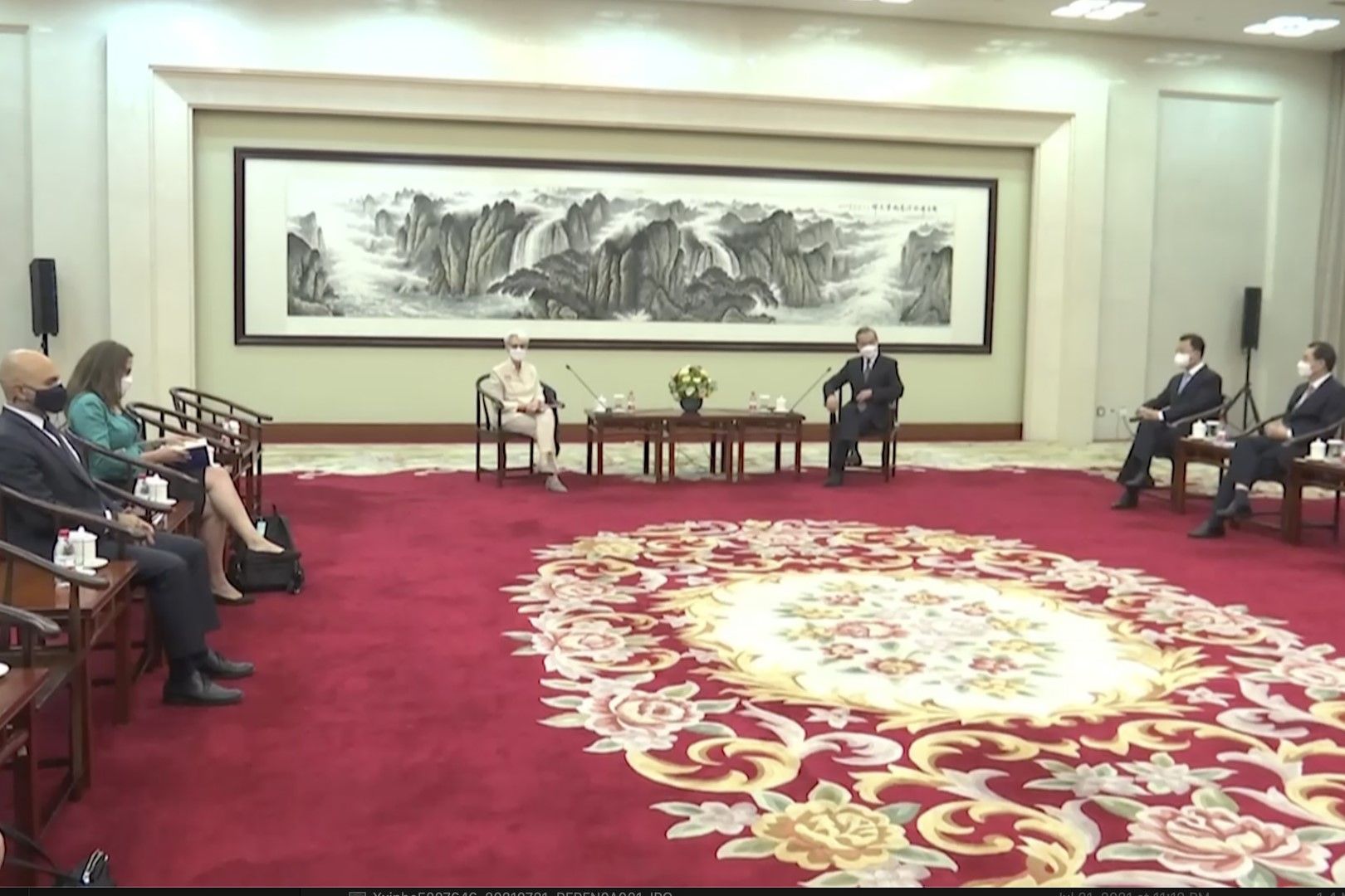 Заместник-държавният секретар на САЩ Уенди Шърман, в центъра, води делегация по време на разговори с китайски представители, 26 юли 2021 г.