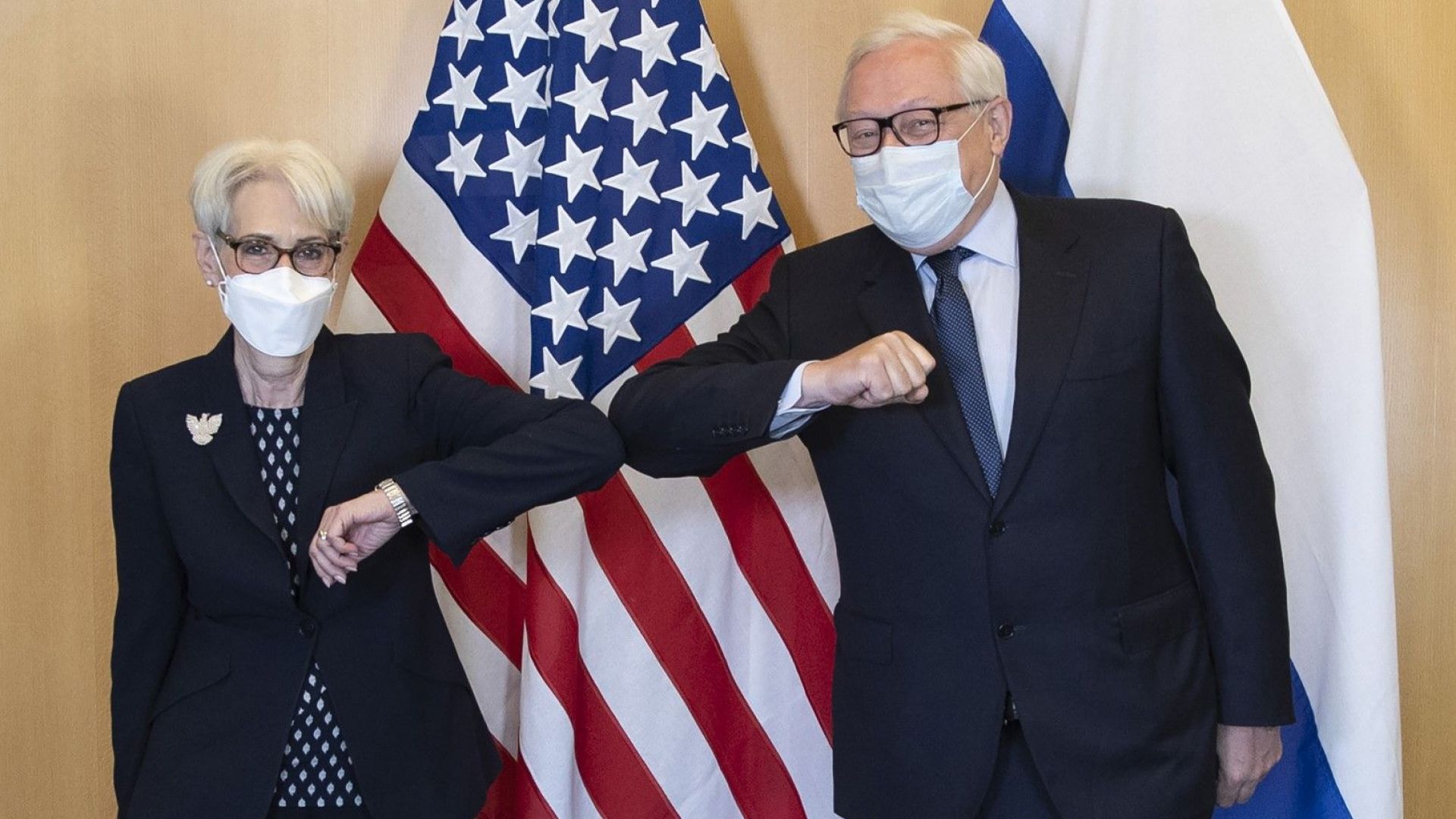 Заместник държавният секретар на САЩ Уенди Шърман, вляво в центъра, се срещна с китайския външен министър Ван И, 26 юли 2021 г.