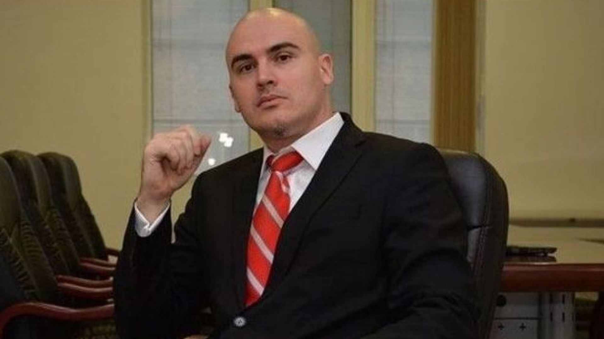 Обвиненият в плагиатство Петър Илиев: Имам пълното доверие и подкрепа на Слави Трифонов