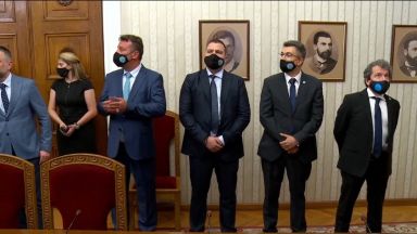 Президентът Румен Радев връчи първия проучвателен мандат за съставяне на