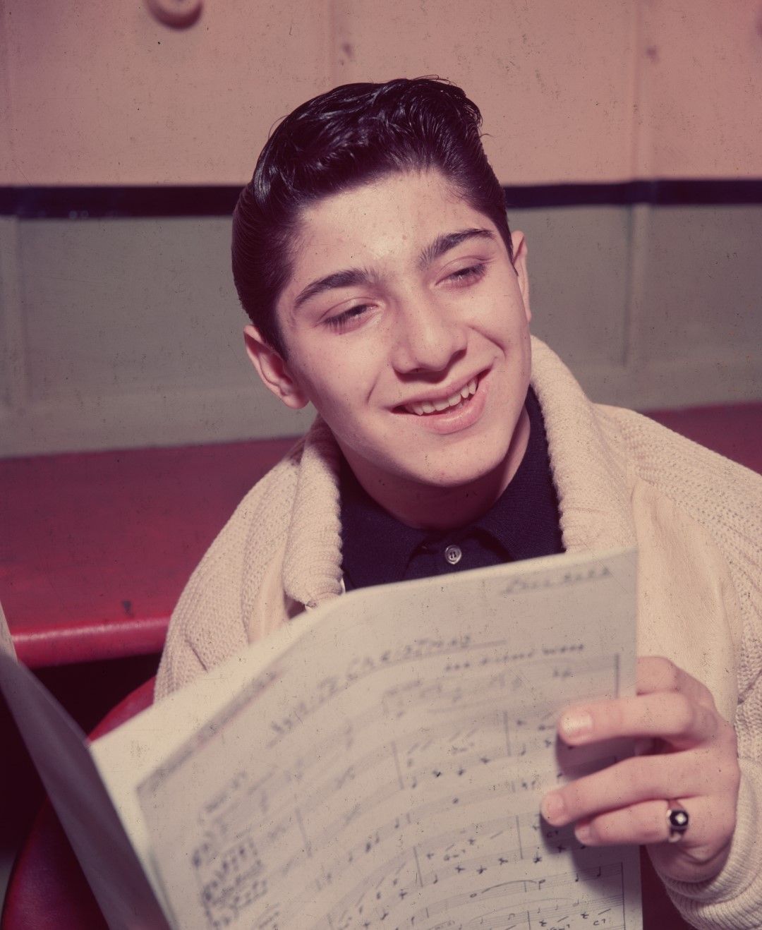 1957 г. Шестнадесетгодишният Пол Анка държи нотен лист