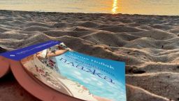 Семейни тайни на три поколения жени се крият в "Книжарницата край плажа" (откъс)