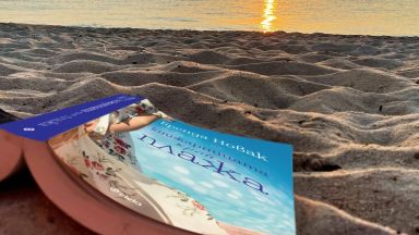 Семейни тайни на три поколения жени се крият в "Книжарницата край плажа" (откъс)