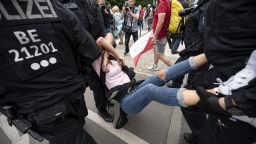 Сълзотворен газ и насилие: Над 600 арестувани на анти-COVID протест в Берлин (снимки/видео)