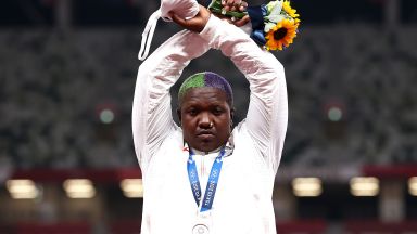 Разследват олимпийска медалистка заради жест на подиума