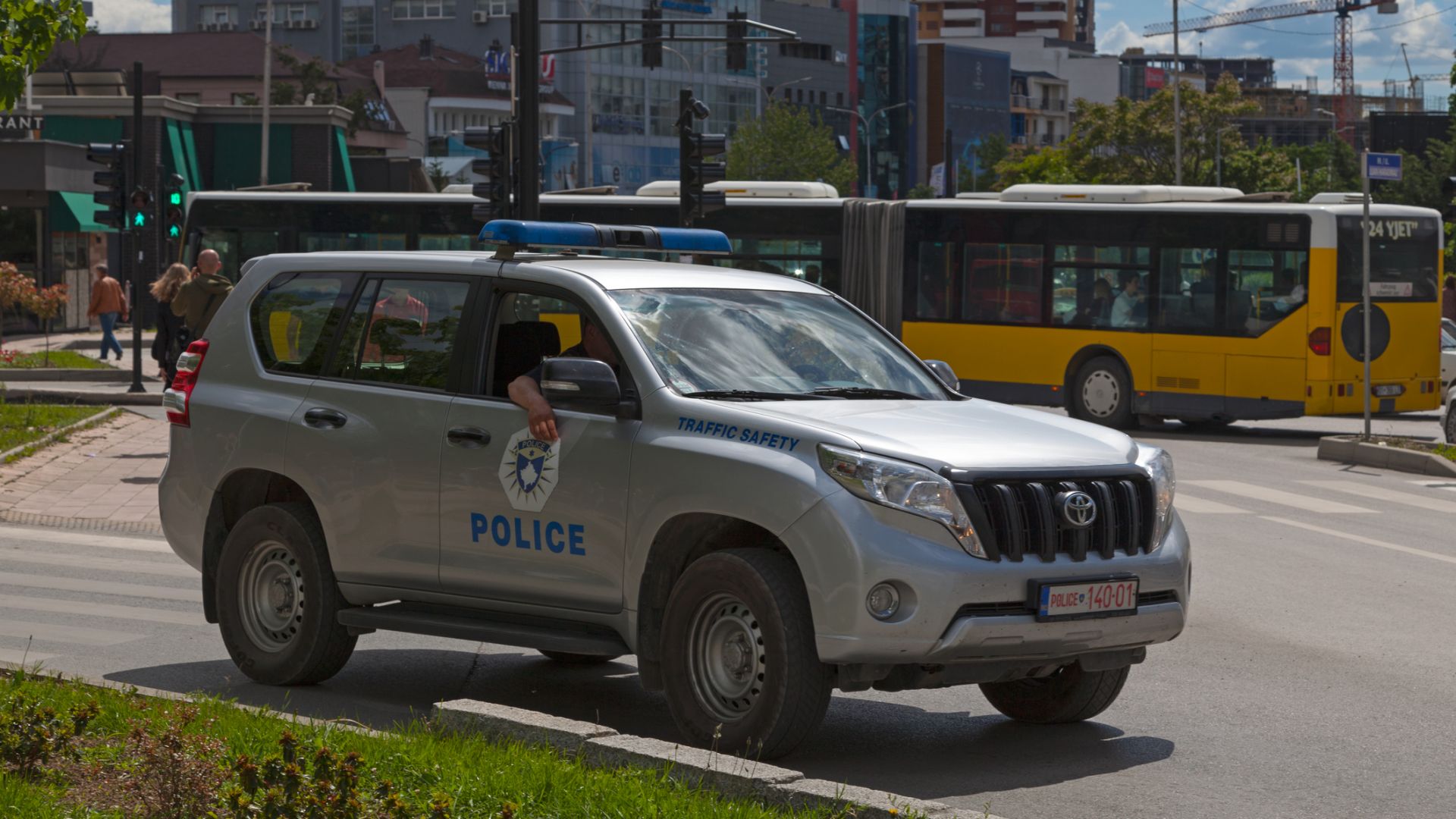 Полицията в Прищина глоби с 450 евро швед, който целувал на улицата приятелката си