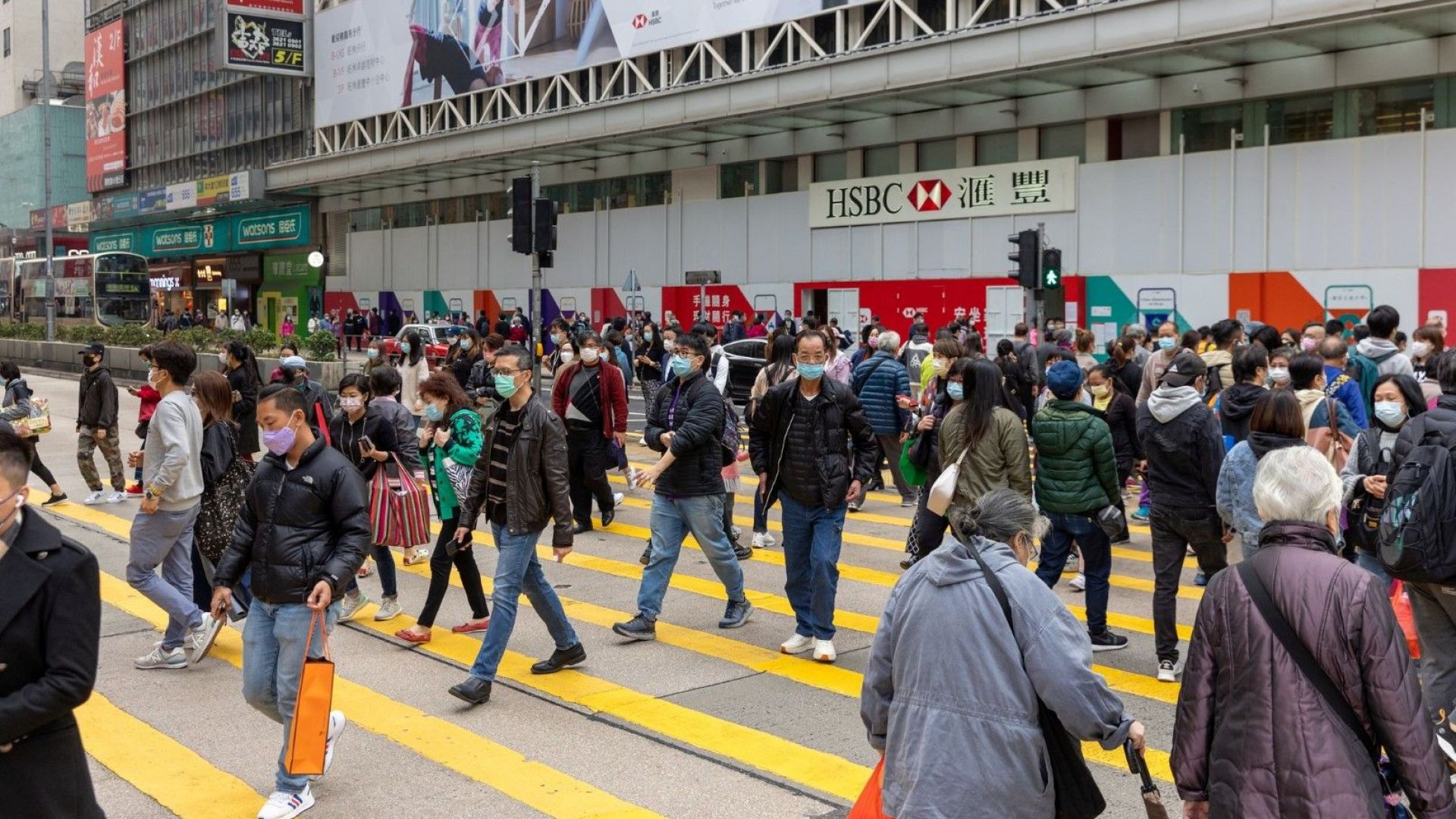 Хонконг е заплашен от рецесия и започва "лов на работна ръка"