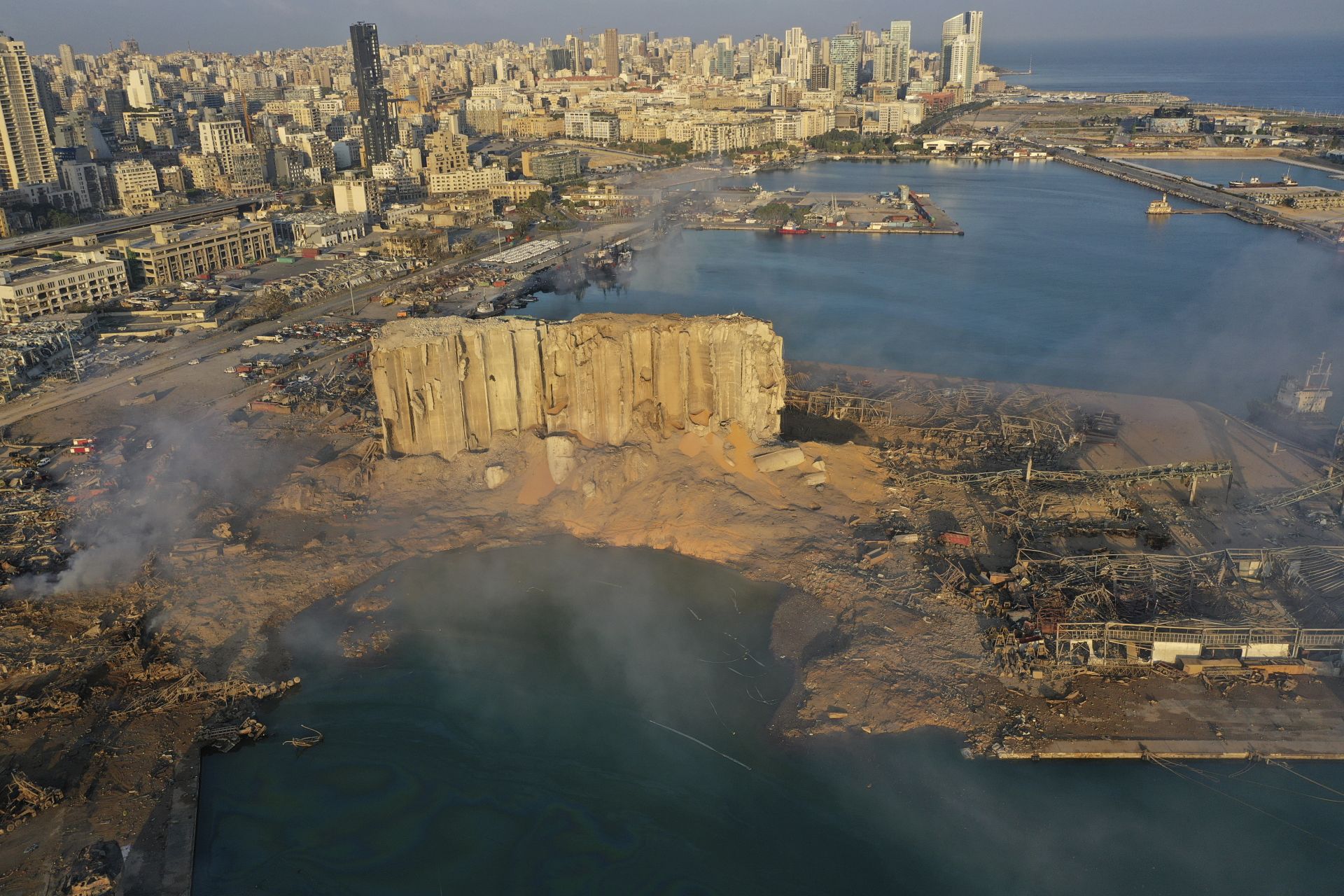 Пристанището на Бейрут, година след експлозията