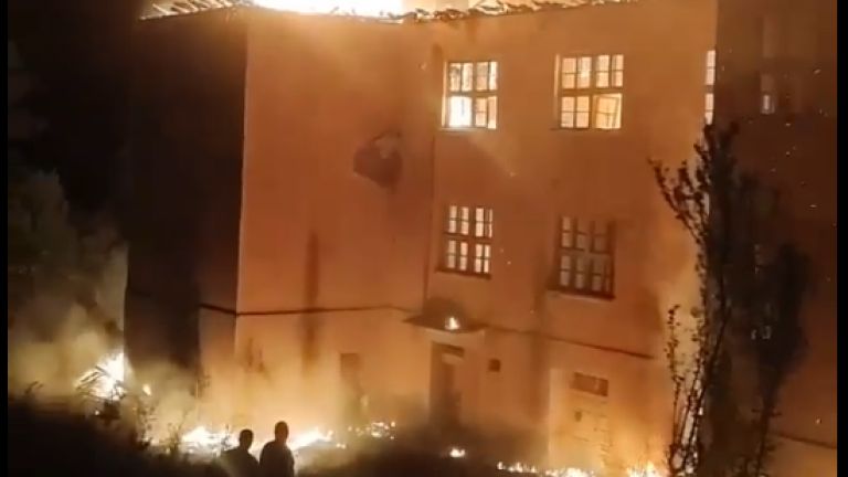 Голям пожар бушува в района Долно село, община Кюстендил. Огънят