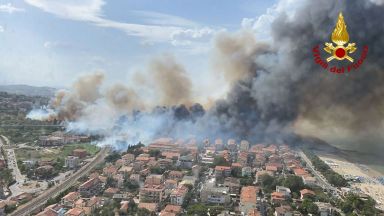 Продължава огнената стихия в Италия Горският пожар изпепели курорт в