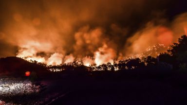 Големи горски пожари продължават да бушуват на 10 локации в