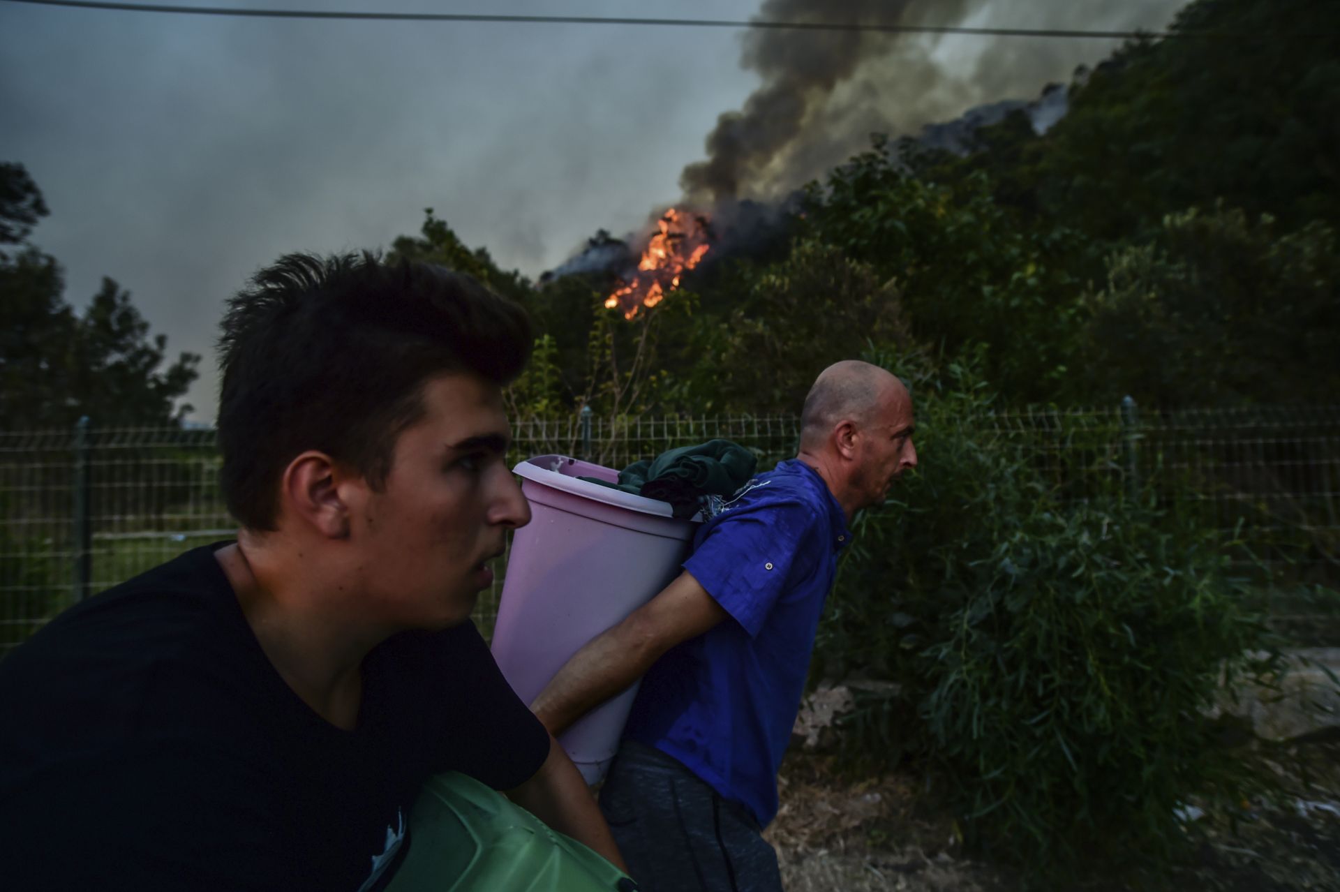 Наложена е евакуацията на застрашени от пламъците квартали