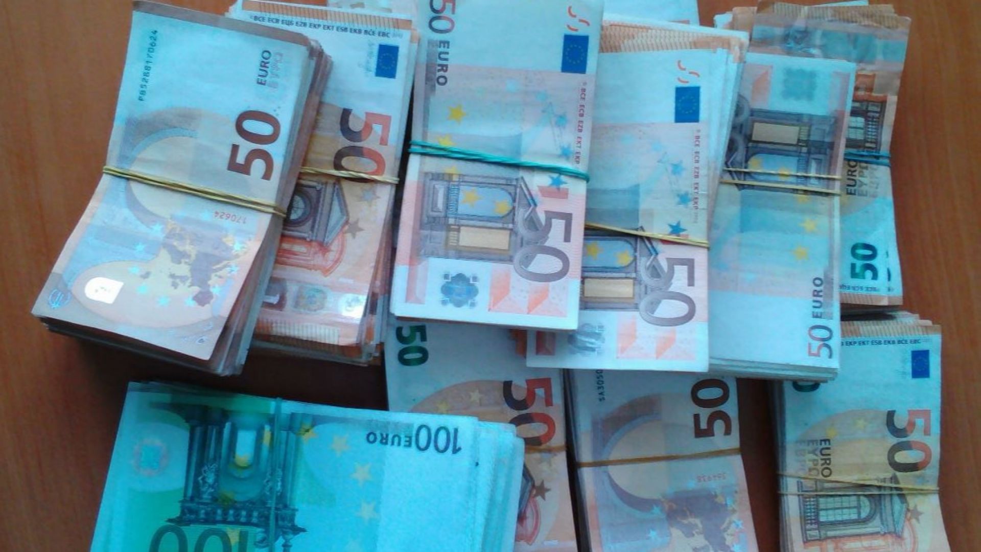 Обвиниха ученик, държал в кола пачки фалшиви евро