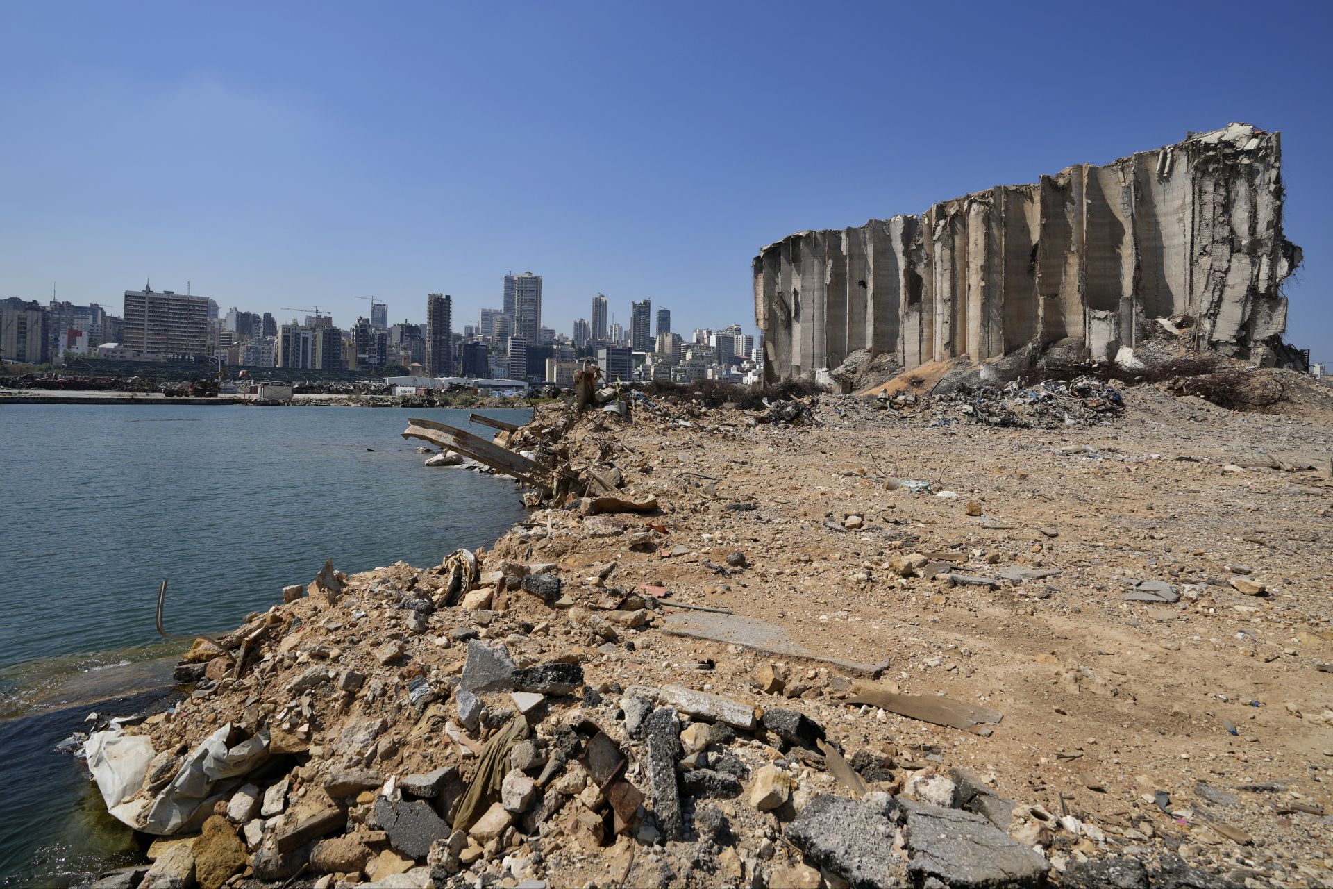 Пристанището на Бейрут, година след експлозията
