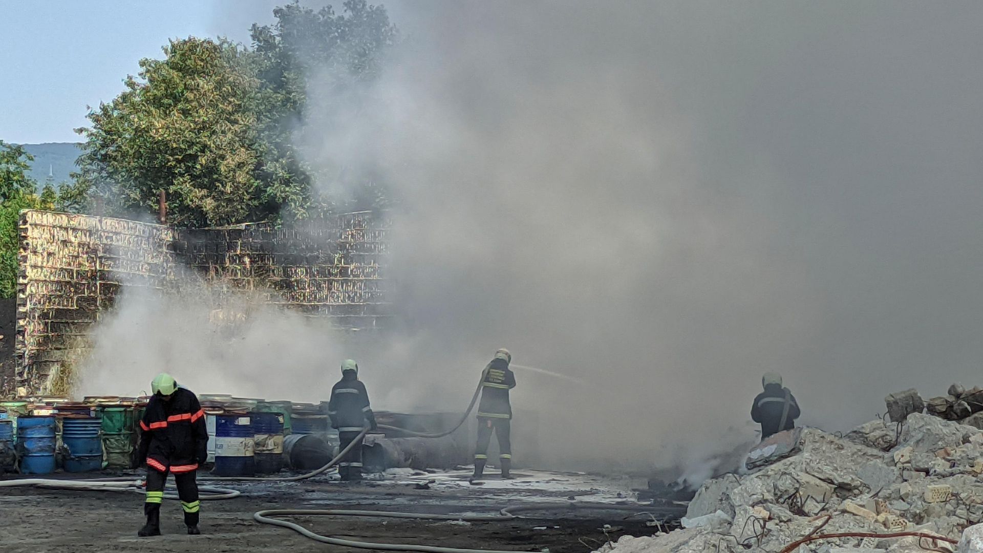 Пламъци обхванаха депо за стари гуми до пречиствателната станция в Тополи (снимки)