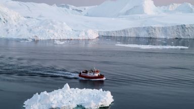 Луксозен круизен кораб с 206 души на борда заседна в Гренландия, помощ може да дойде чак в петък