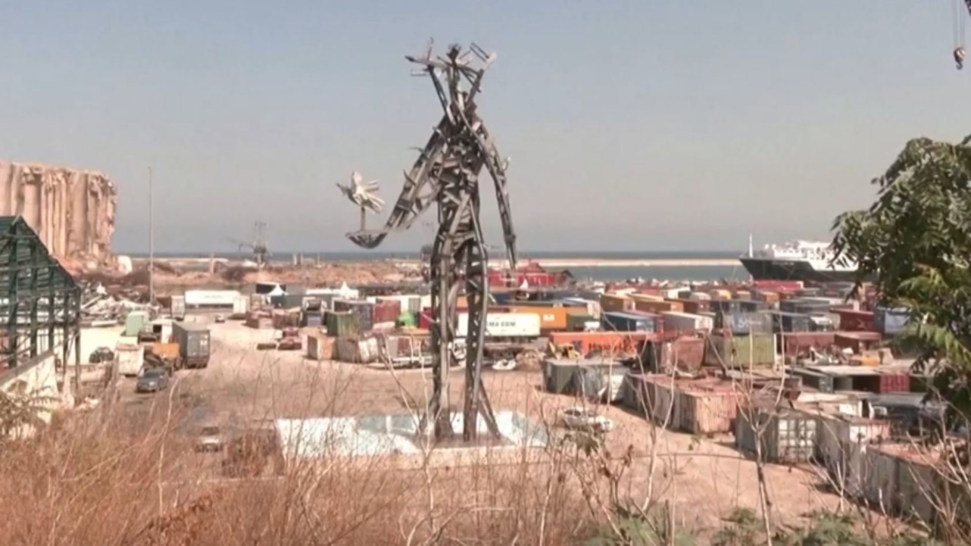 1 г. след адския взрив в Бейрут: Мемориална скулптура на порта предизвика остра полемика (видео)
