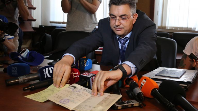 Неясноти в биографията. Защитил ли е научна степен бъдещият български