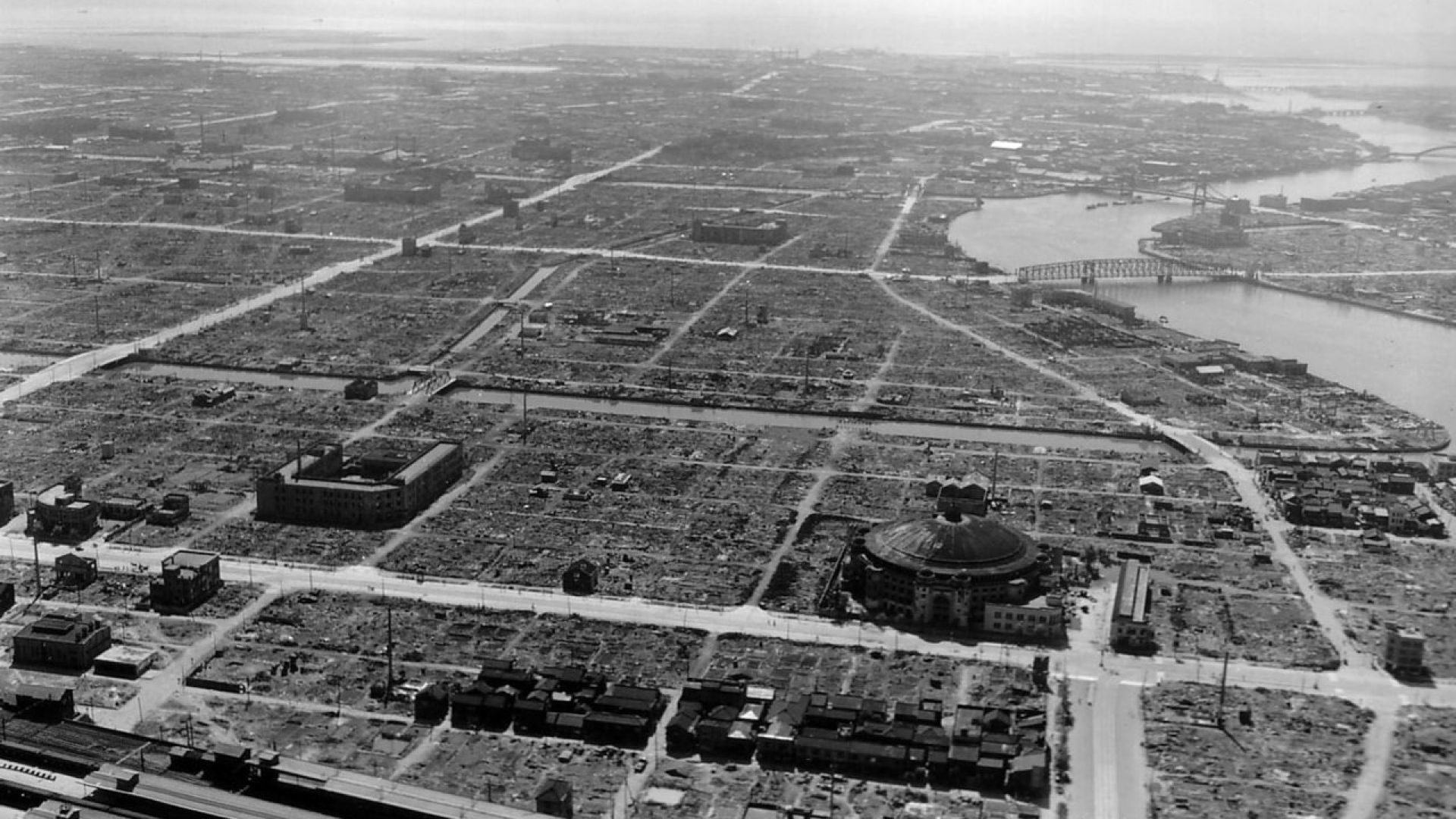 През юли 1945 година Токио е превърнат в призрачен град