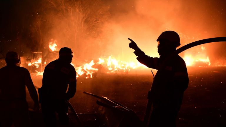 Продължава борбата за овладяване на големия пожар, който достигна северните