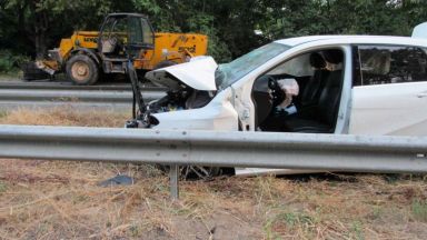 Двама души са пострадали при катастрофа между лек автомобил и