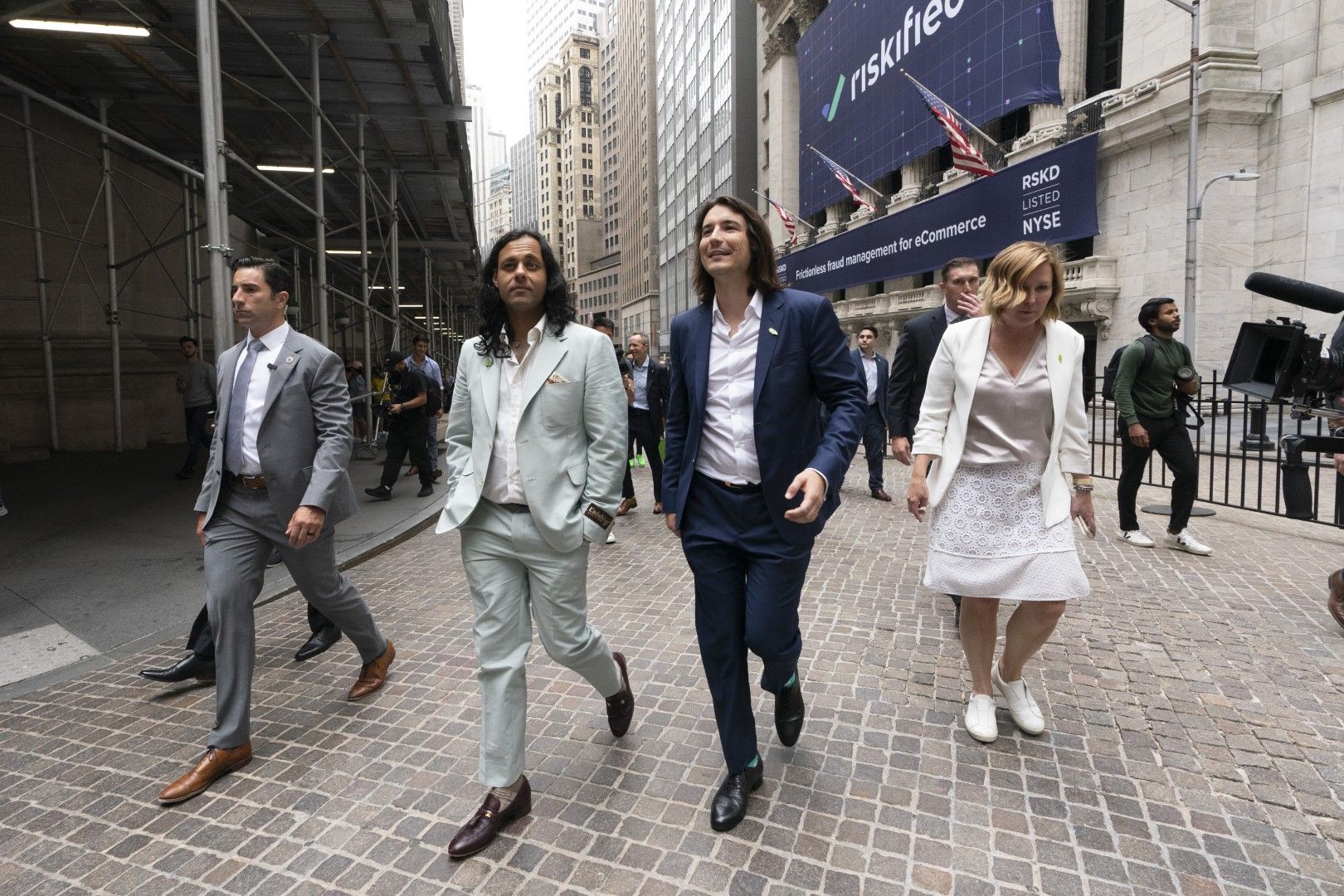 Байджу Бхат и Владимир Тенев, съоснователи на Robinhood (Робинхуд), минават покрай Нюйоркската фондова борса след IPO на тяхната компания в Nasdaq на 29 юли 2021 г. в Ню Йорк