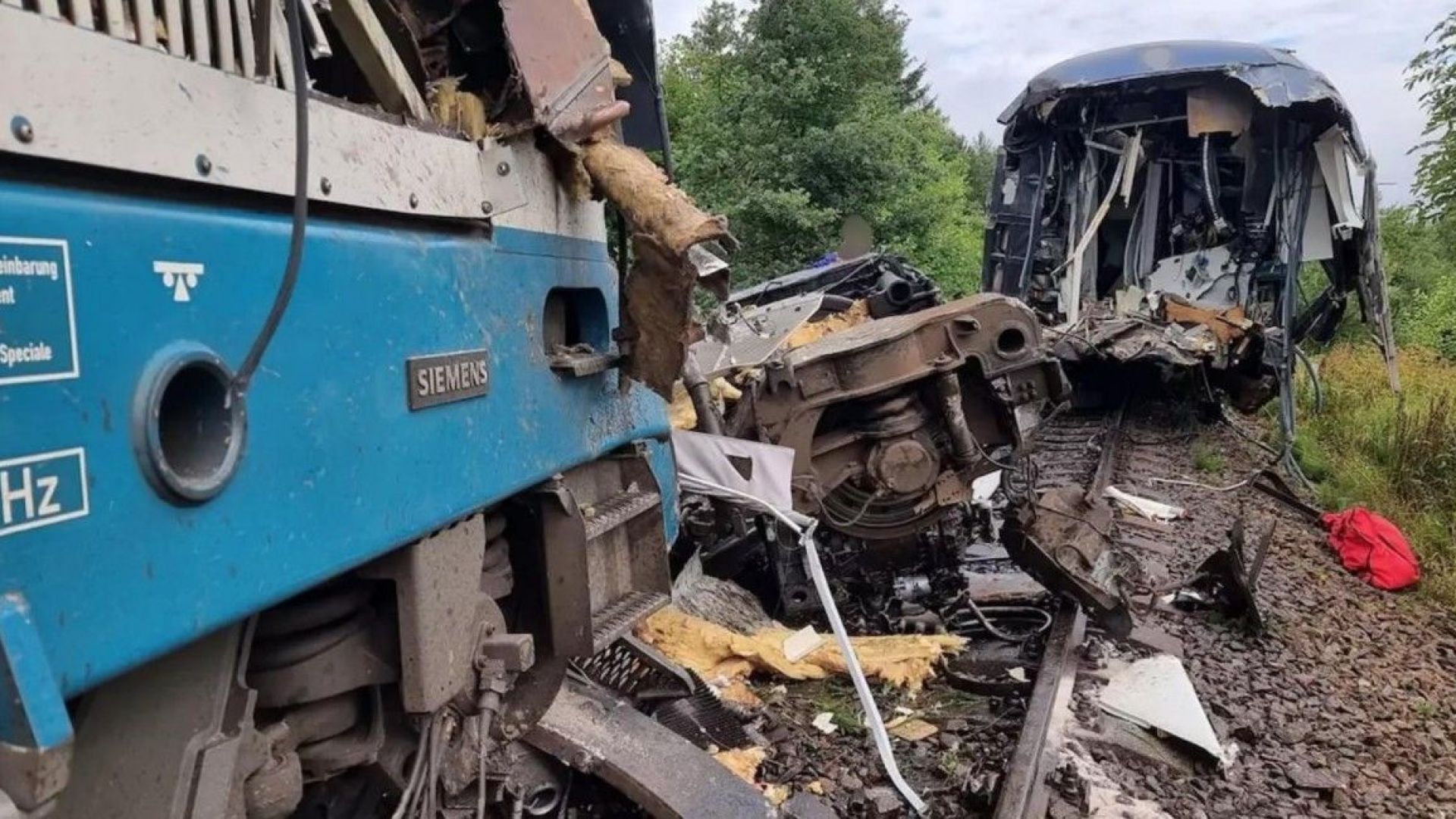 Две жертви и 7 в критично състояние след влаков сблъсък в Чехия (видео)