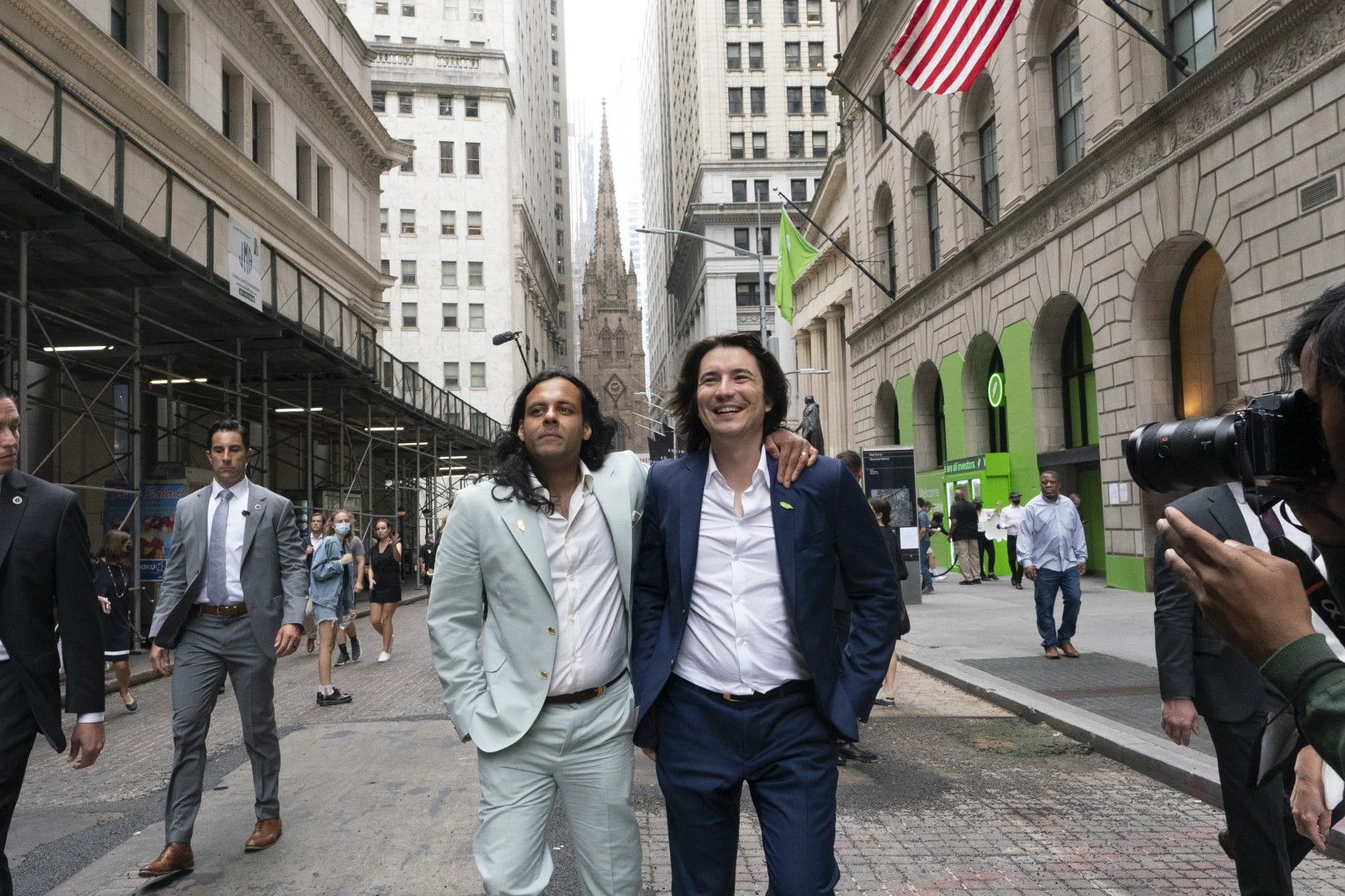 Байджу Бхат е сложил ръка на рамото на Владимир Тенев за снимка пред Нюйоркската фондова борса след IPO на тяхната компания в Nasdaq на 29 юли 2021 г. в Ню Йорк