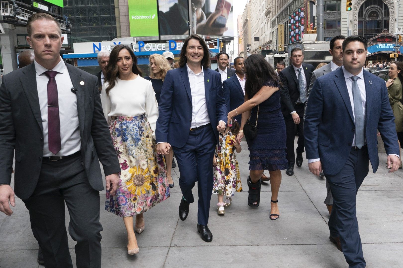 Владимир Тенев, главен изпълнителен директор и съосновател на Robinhood, се разхожда със съпругата си Селина на Таймс Скуеър в Ню Йорк след IPO на компанията си на 29 юли 2021 г.