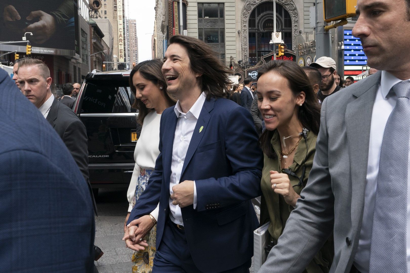Владимир Тенев, главен изпълнителен директор и съосновател на Robinhood,  се разхожда на Таймс Скуеър в Ню Йорк след IPO на компанията си на 29 юли 2021 г. Вляво от него (с бялата блуза) е съпругата му Селина