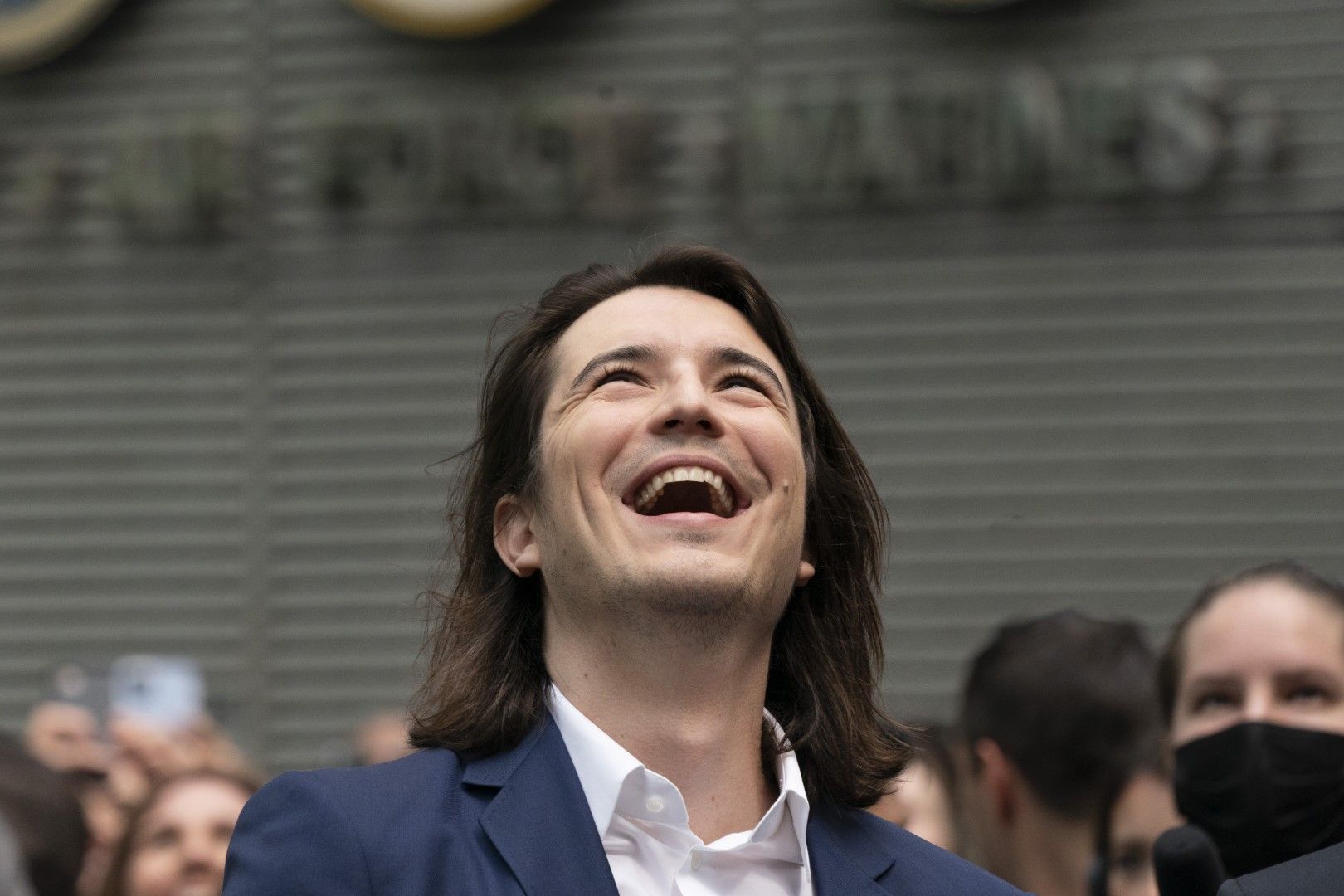 Владимир Тенев, главен изпълнителен директор и съосновател на Robinhood, празнува на Таймс Скуеър в Ню Йорк след IPO на компанията си