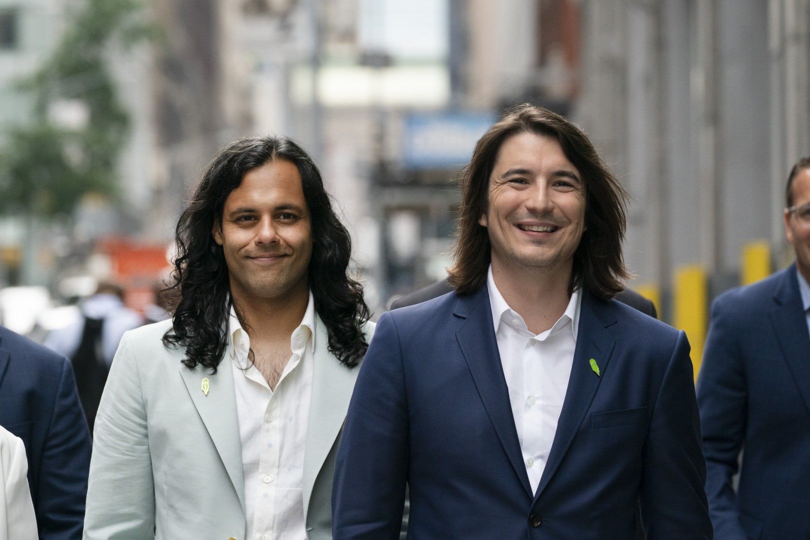 Байджу Бхат и Владимир Тенев, съоснователи на Robinhood (Робинхуд), минават покрай Нюйоркската фондова борса след IPO на тяхната компания в Nasdaq на 29 юли 2021 г. в Ню Йорк